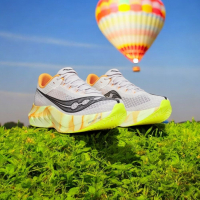 Saucony ENDORPHIN PRO 4 - 讓你跑得像個第一名的幽浮競速神器！專業跑鞋，輕盈無敵，賽道上的超人就是你！