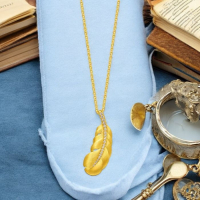 木木選品精挑細選只為你：璀璨黃金羽毛項鍊，展現獨特優雅魅力