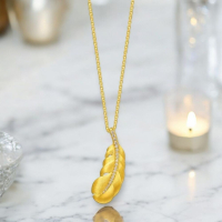 在木木選品店，我們精心挑選的黃金項鍊是每位追求獨特魅力與優雅風格的女性必備之選。這款藝術品味金色羽毛項鍊以其精緻的設計和優雅的金色調，讓您的魅力大放異彩，無論是搭配專業跑鞋還是其他時尚配件，都能輕鬆展現出自信與風采。它不僅是一件獨特魅力飾品，更是每位女性珠寶盒中的珍貴之選。無論是搭配玫瑰紅棗枸杞茶的悠閒時光，還是出席重要場合，這條黃金羽毛項鍊都能為您的造型加分。選擇這款優雅珠寶，讓您在每一次出門時都散發出迷人的光彩。