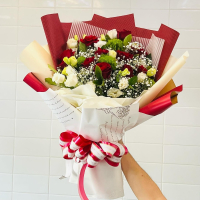 精美玫瑰花束 – 熱情紅玫瑰與純潔白花的浪漫組合，完美表達愛意與祝福