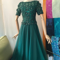 綠色刺繡花朵晚禮服 - 展現優雅與高貴的完美選擇