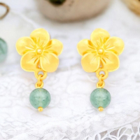 優雅自然黃金花朵翡翠耳環：傳統與現代設計的完美融合