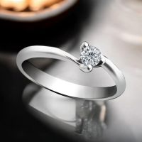 簡約單鑽鑽戒：永恆愛與承諾的低調奢華之選