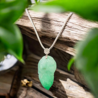 天然翡翠葉形吊墜項鍊 - 象徵生命與繁榮的高雅之選