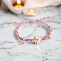 金色龍形編織手鍊 - 現代時尚與傳統工藝的完美結合，象徵力量與吉祥的獨特飾品