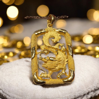 精緻黃金龍形吊墜，獨特飾金首選，展現尊貴與力量，帶來招財好運！