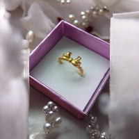 優雅甜美黃金蝴蝶結戒指 - 迷人氣息與時尚感的完美選擇