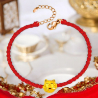 黃金招財貓紅繩手鍊 - 融合傳統吉祥寓意與時尚設計，提升魅力與好運的完美選擇
