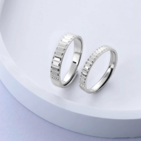 情侶對戒925純銀戒指，浮雕設計與鑽石點綴，完美象徵愛情的永恆