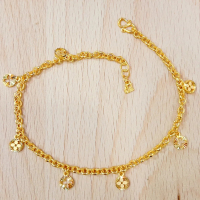 黃金鏤空花朵吊墜手鍊 - 精緻優雅的時尚飾品，完美展現女性柔美氣質與獨特品味