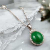 【璀璨綠光】天然翡翠綠寶石項鍊 - 優雅925純銀搭配小鑽石，完美氣質首選！
