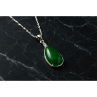 天然翡翠水滴項鍊 - 精緻925銀鏈搭配優質A貨翡翠，提升您的時尚魅力與氣質