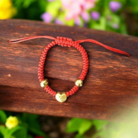 紅繩黃金愛心手鍊 - 結合傳統文化與現代時尚的精緻手工編織飾品，傳遞愛與祝福的理想情人節禮物