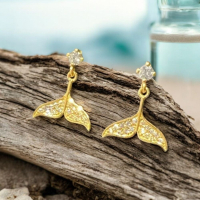 海洋風鯨魚尾巴鑲鑽耳環 - 精緻金色設計，展現優雅與自然美感
