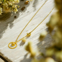 黃金幸運草圓環項鍊 - 捕捉幸福與圓滿的璀璨符號