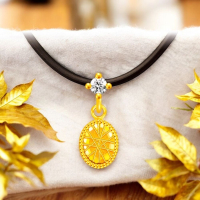 黃金雕花圓形墜飾項鍊 - 璀璨奪目，低調奢華的完美選擇