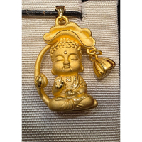 黃金迷你佛像墜飾 – 精緻佛教飾品，平安護身符與吉祥首飾的完美結合