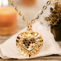 心動瞬間，黃金愛心拉線墜子：傳遞愛意的精緻選擇