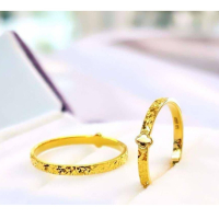 純黃金手鐲，展現典雅質感與高貴品味