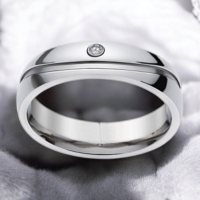 簡約鑽石鈦鋼戒指 - 時尚耐磨抗過敏情侶對戒，展現低調奢華魅力