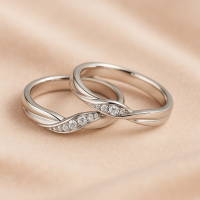 白金鑽石對戒：永恆愛情的純粹象徵