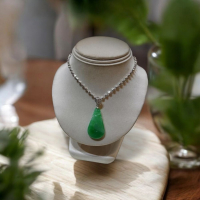 天然翡翠玉吊墜項鍊 - 展現典雅高貴氣質的幸運與平安象徵