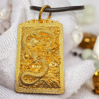 黃金龍牌墜飾：傳統工藝與現代設計的完美結合，象徵權力與吉祥的純金收藏精品