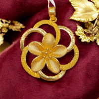 黃金花朵吊墜 - 優雅藝術美感的黃金飾品，完美展現個人品味與時尚風格