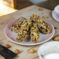 懷舊美味手工海苔花生糖，傳承老闆秘訣，香脆滿足每一口！