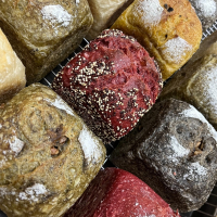 多彩天然發酵手工方塊麵包 - 健康美味的手工藝品，讓每一口都充滿自然的色彩與營養